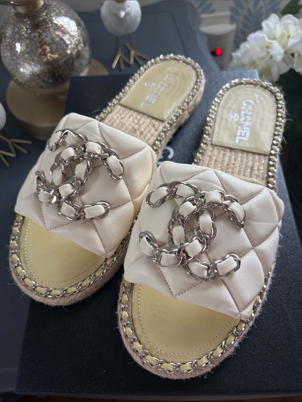 CHANEL off white  Quilted Leather Chain-Trim Slide Sandals size 39